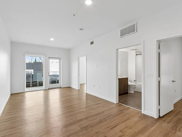 Maxwell Apartments — Photo 29
