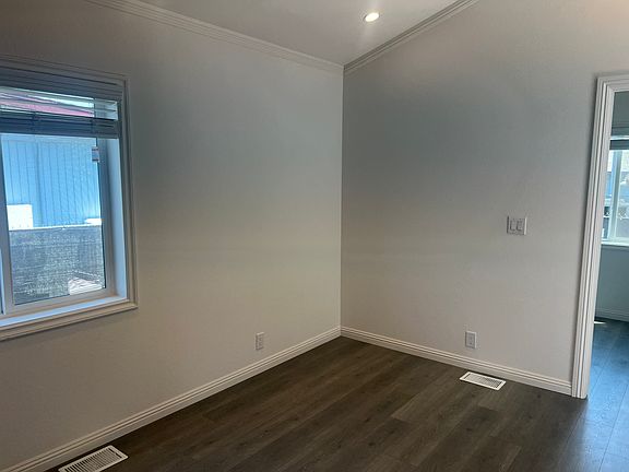 5th image of 3160 Valle Ave
