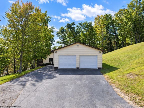 12th image of 13 Silver Maple Ln