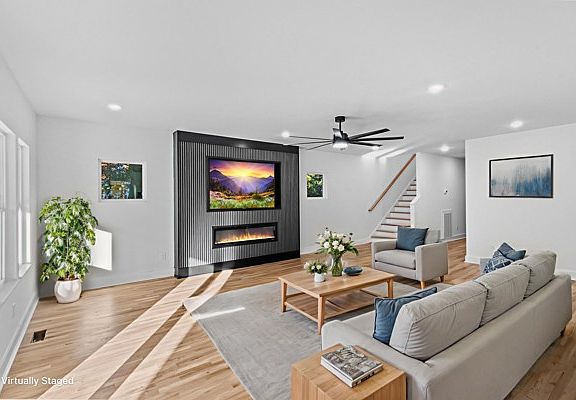 3rd image of 3826 Saunders Ave