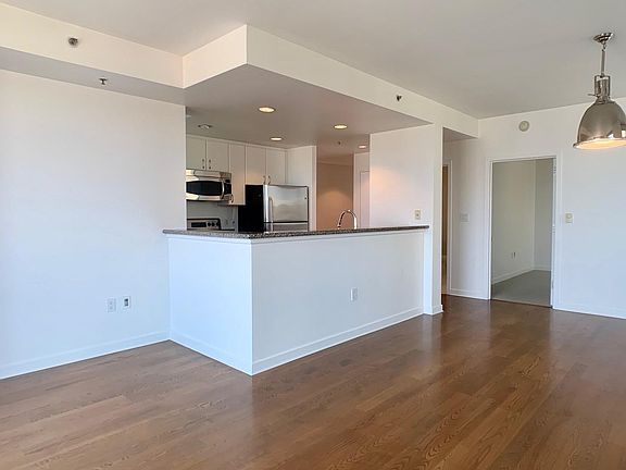 4th image of 260 King St Unit 787