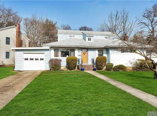 110 Nassau Dr, Albertson, NY 11507