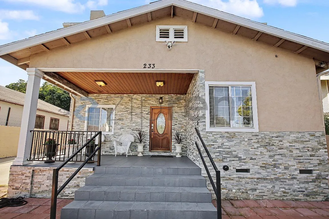 6 bed, 2845 sqft, $5,800 — Photo 1