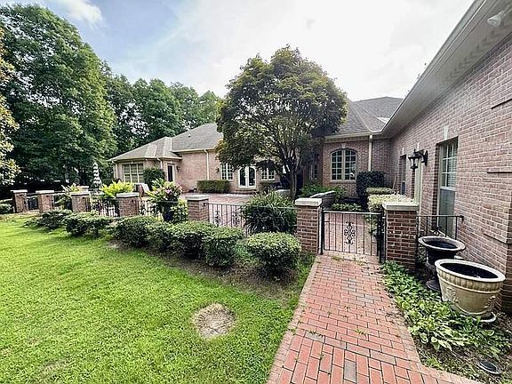 5th image of 2000 Greenbriar Ln