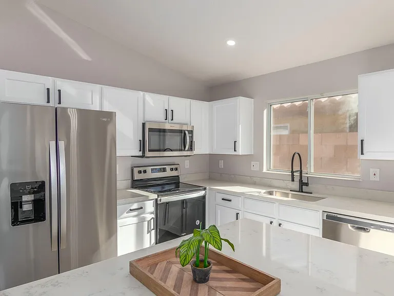8635 W Paradise Ln — Photo 5