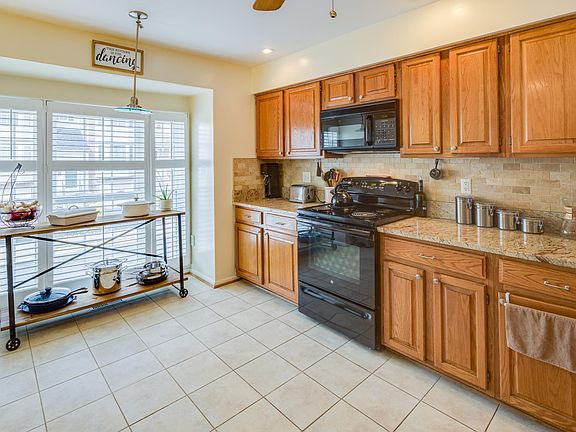 4th image of 5611 Glenwood Mews Dr