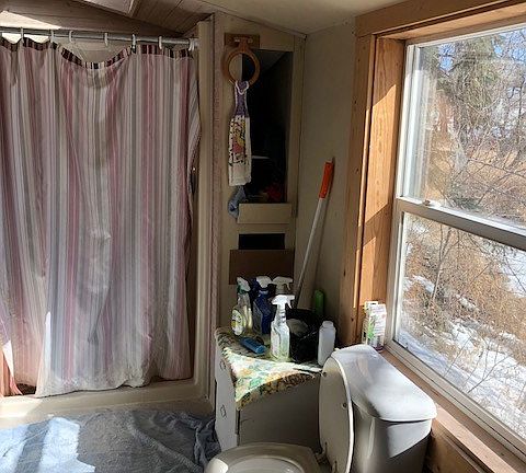 Bright, sunny bathroom!