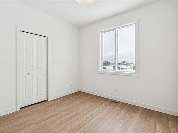 4th image of 94 S Prince Cres