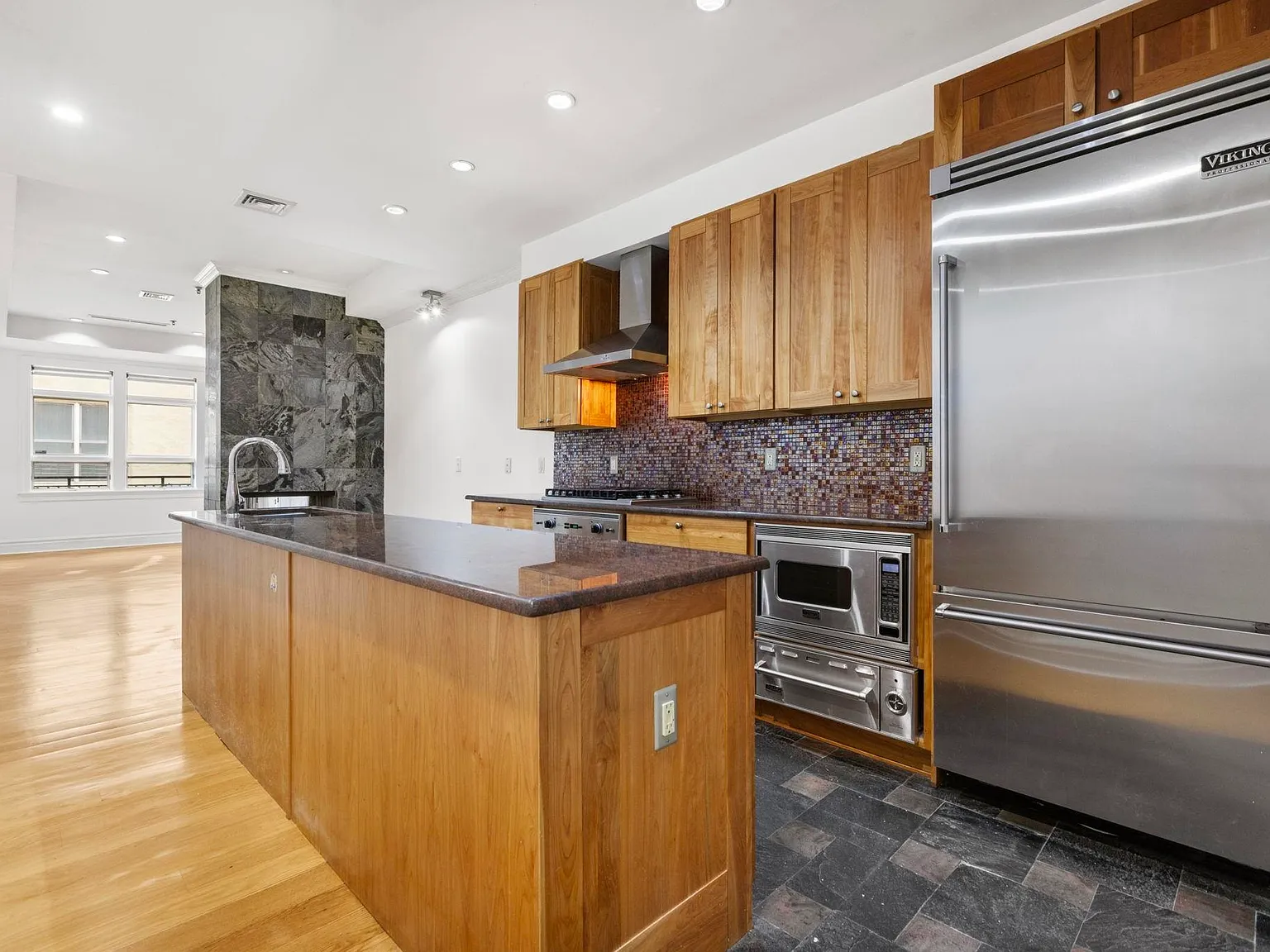 2 bed, 2.0 bath, 1037 sqft, $4,300 — Photo 4
