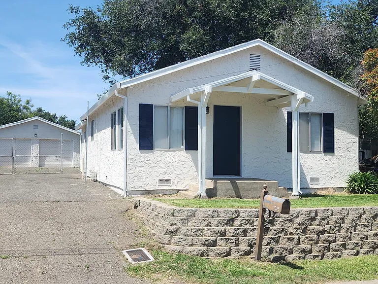 1025 Enwood Rd — Photo 2