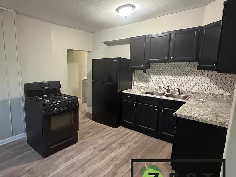 17 W James St — Photo 1