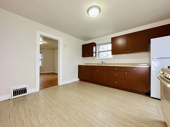 5th image of 915 12th Ave