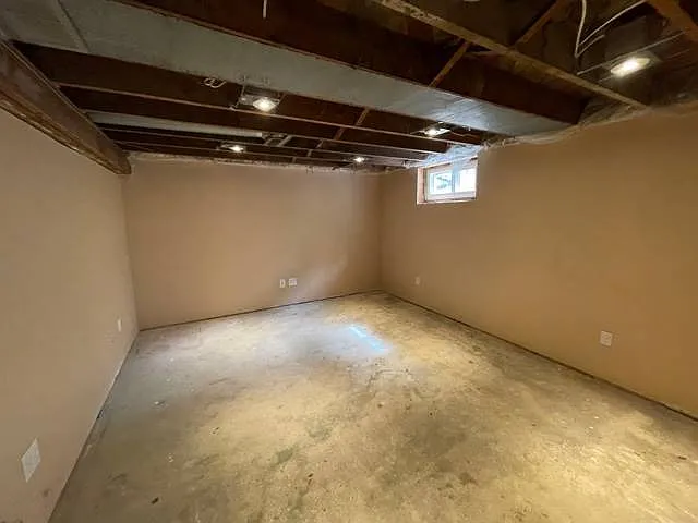 567 Weber St E — Photo 10