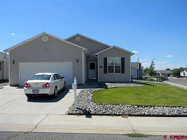 3 bed, 1360 sqft, $1,900 — Photo 1