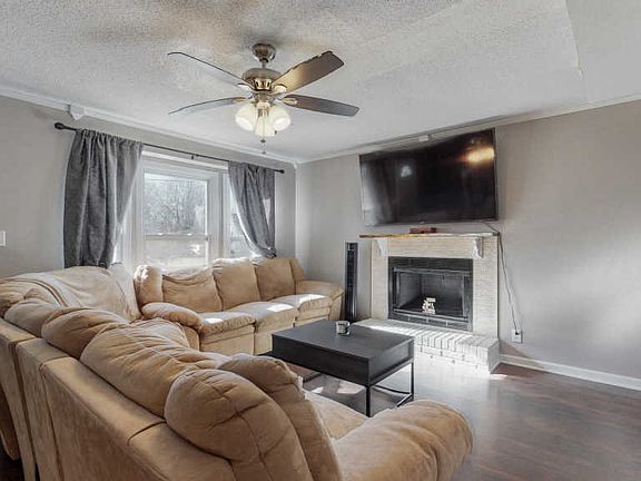 3rd image of 681 Debbie Dr