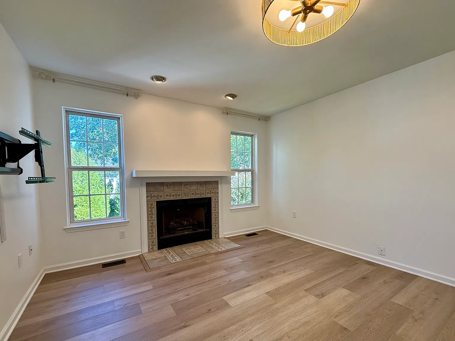 3 bed, 2542 sqft, $4,300 — Photo 4