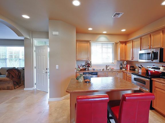 3rd image of 860 SE Parkside Pl