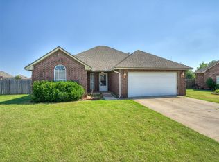 1025 NE 32nd St, Moore, OK 73160