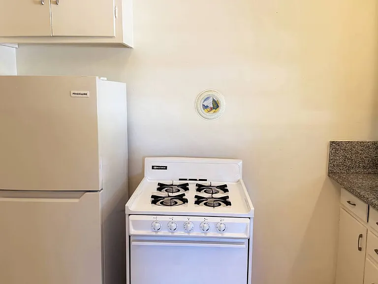 883 Lorna Dr — Photo 4
