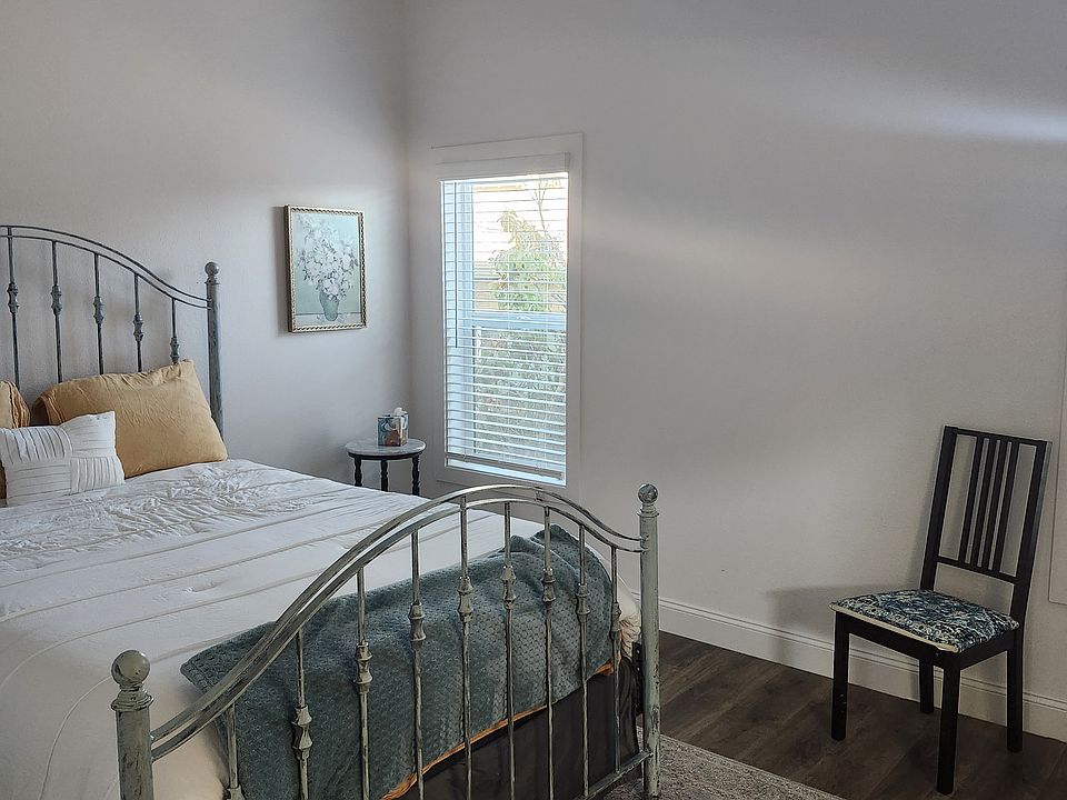 Large bedroom with walkin closet