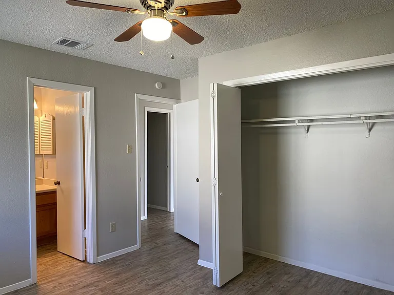 510 Willowbend Cv — Photo 12