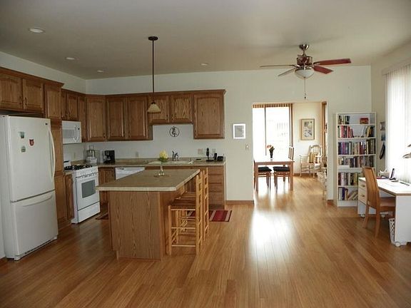 Open floor plan- eat in kitchen