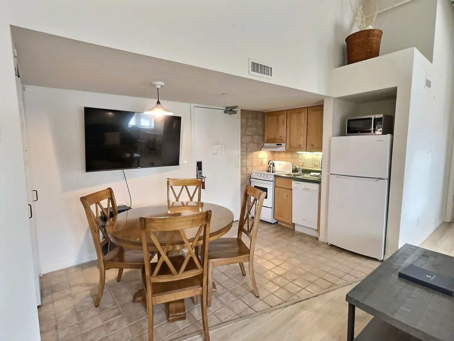 Two Bedroom Two Bath Condo at Majestic Montauk Manor — Photo 4