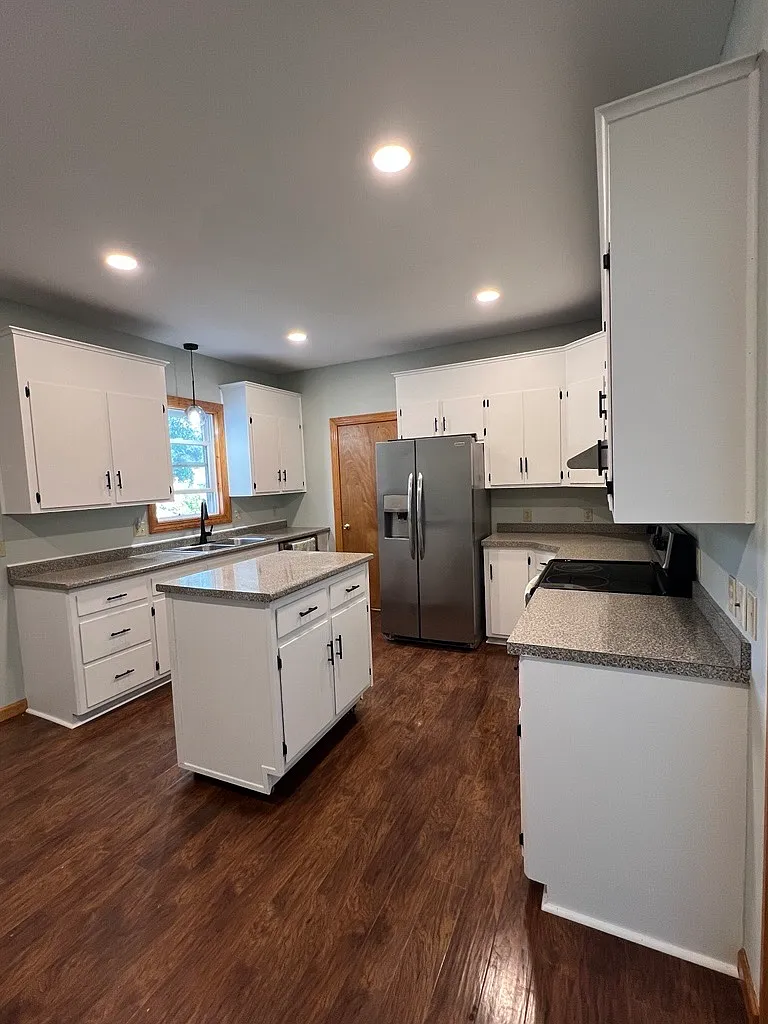 3 bed, 1400 sqft, $2,400 — Photo 3