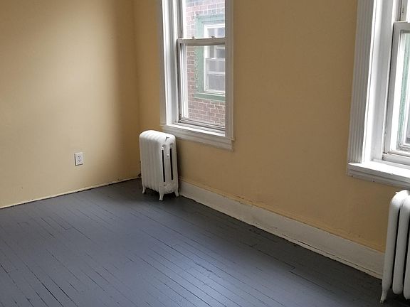 2nd image of 176 W Roosevelt Blvd