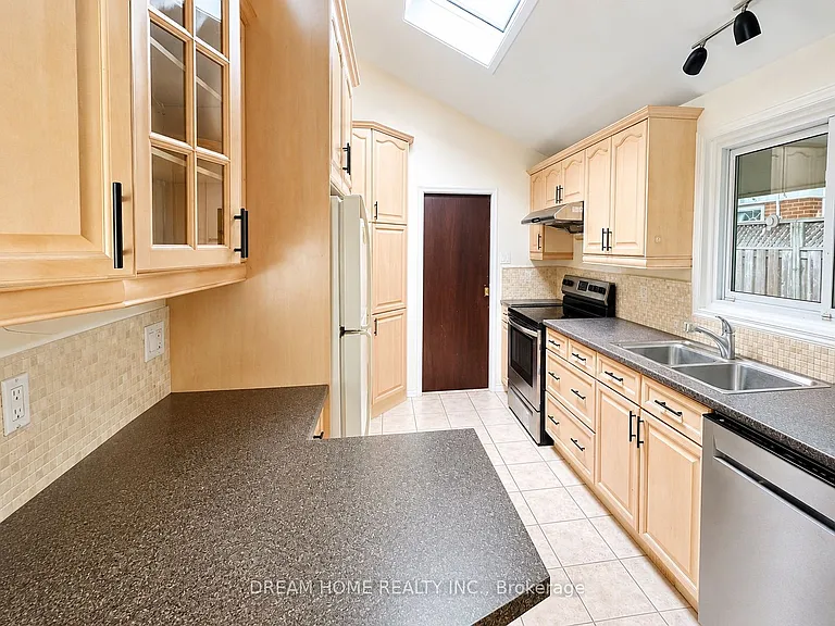 26 Arlene Cres #MAIN FLOOR — Photo 5