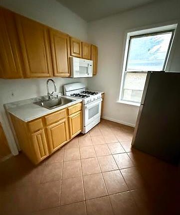 3rd image of 132 39th St APT B1