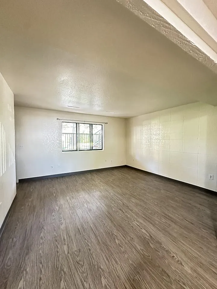 2 bed, 1.0 bath, $975 — Photo 3