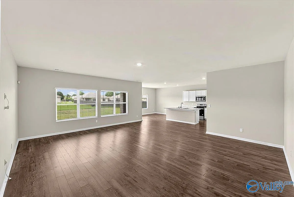 4 bed, 2.0 bath, 2303 sqft, $2,000 — Photo 3