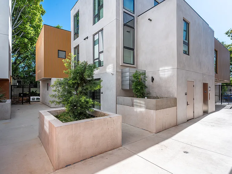 1016 N Martel Ave #108 — Photo 19
