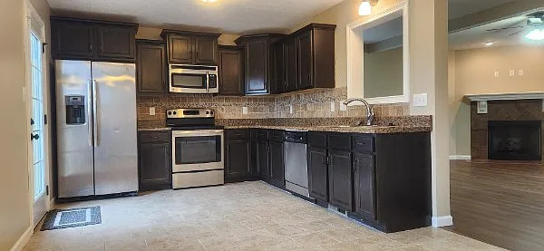 511 Falkland Cir — Photo 3