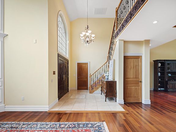 4th image of 11 Cromwell Cir
