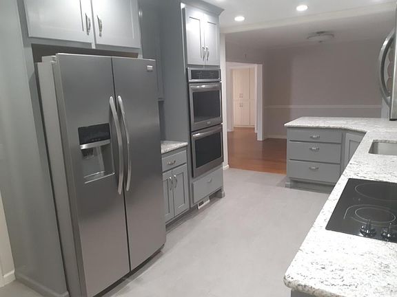 Kitchen adjoining dining room
