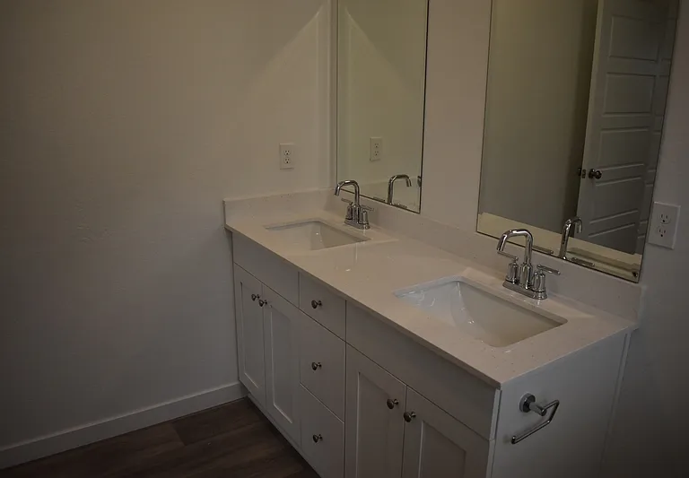 4470 N San Clemente Ave — Photo 20