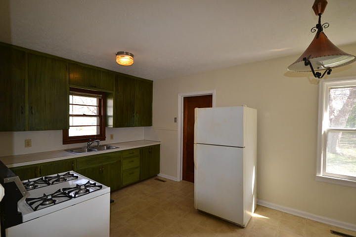 2nd image of 624 S Fairway Ave
