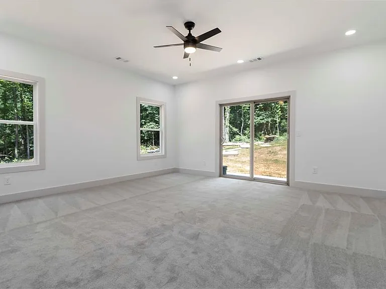 2884 Thompson Cir — Photo 16