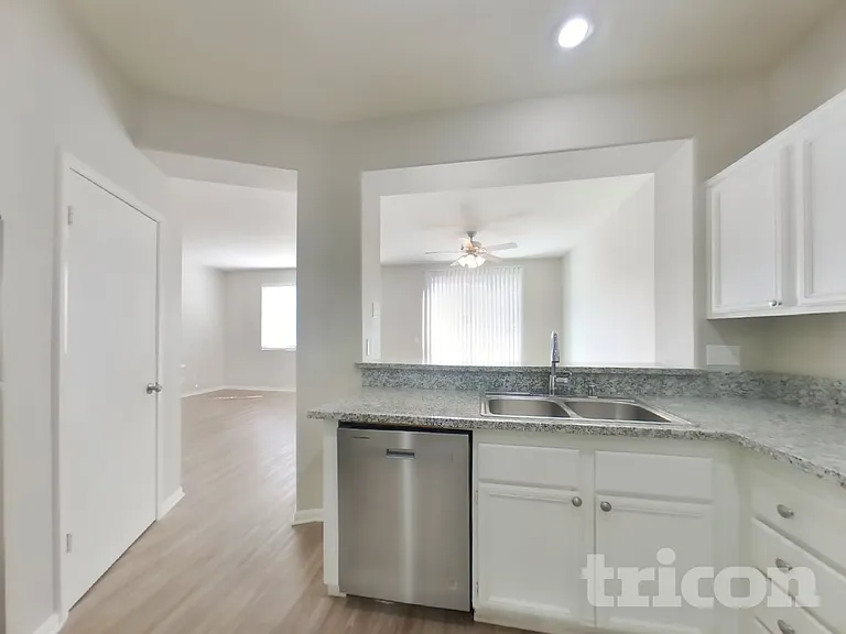 1300 Pecan Tree Ct — Photo 4
