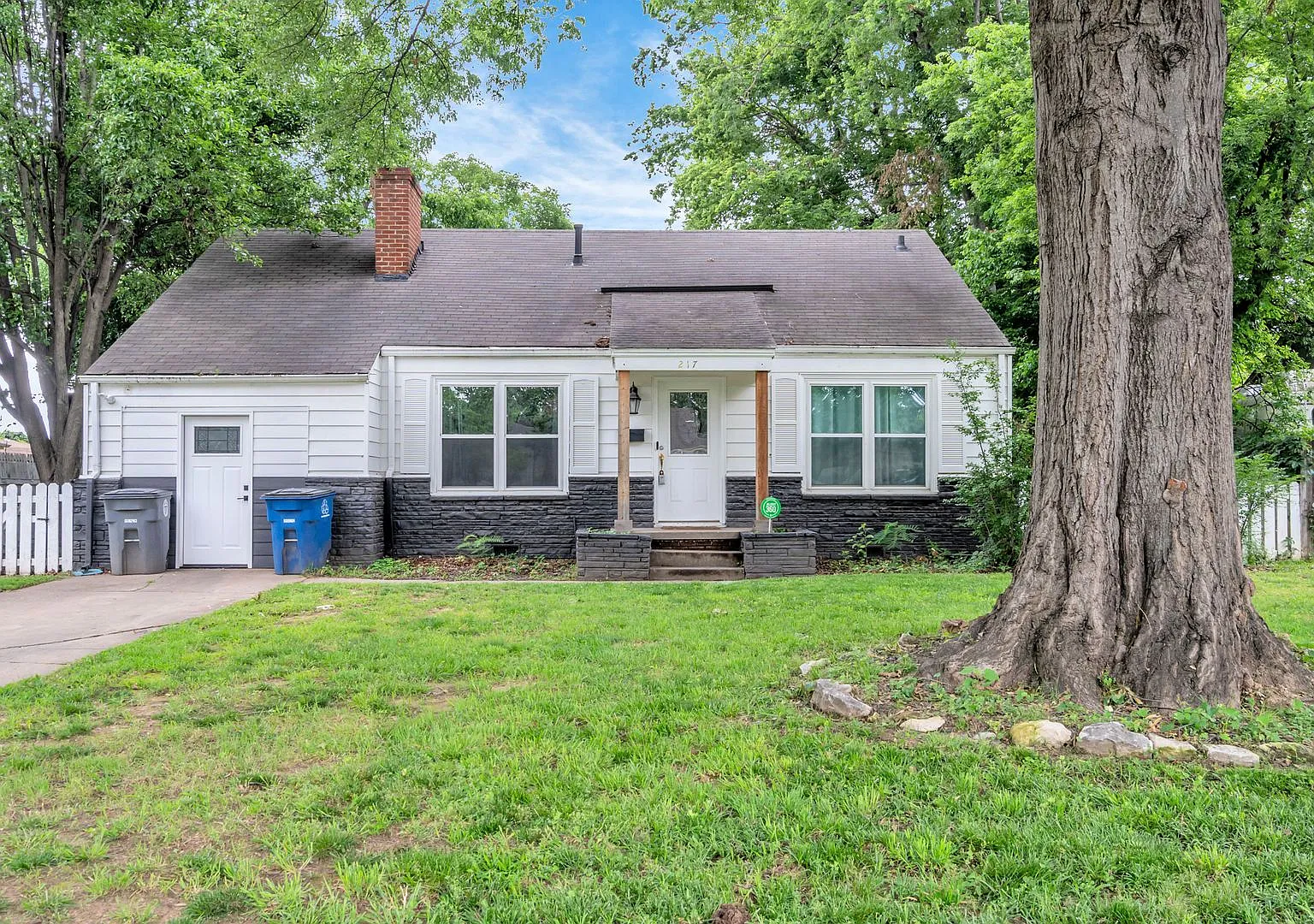 Prime Location! 3 bed/ 2 bath! Close to Riverside & Brookside — Photo 1