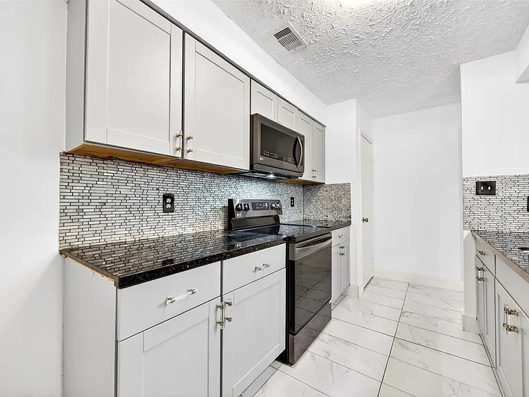 16134 Highlander Dr — Photo 21
