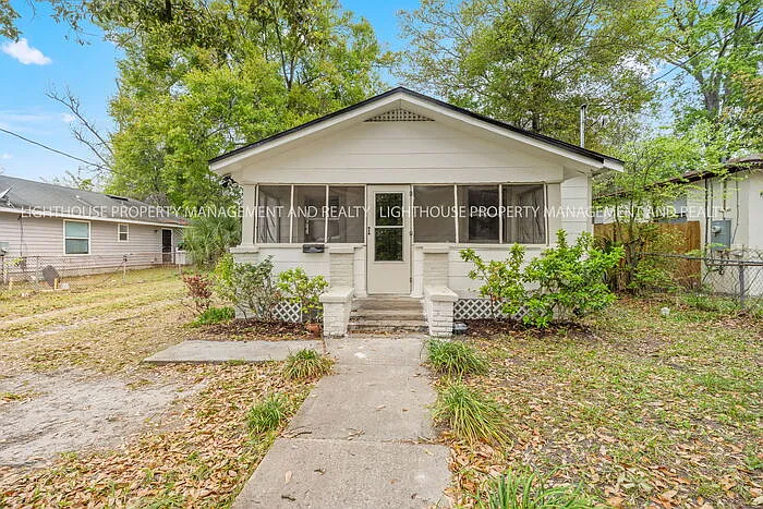 3 bed, 1.0 bath, 884 sqft, $1,300 — Photo 2