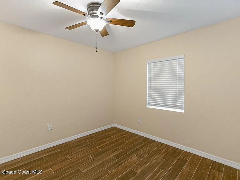 175 NW Valencia Rd — Photo 18