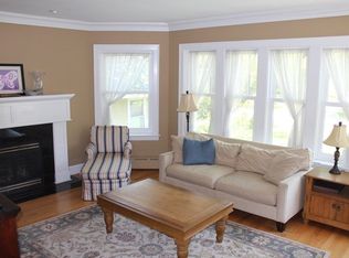 132 Barrypoint Rd, Riverside, IL 60546