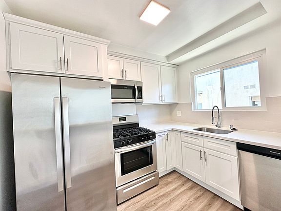 4th image of 1043 N Genesee Ave #7