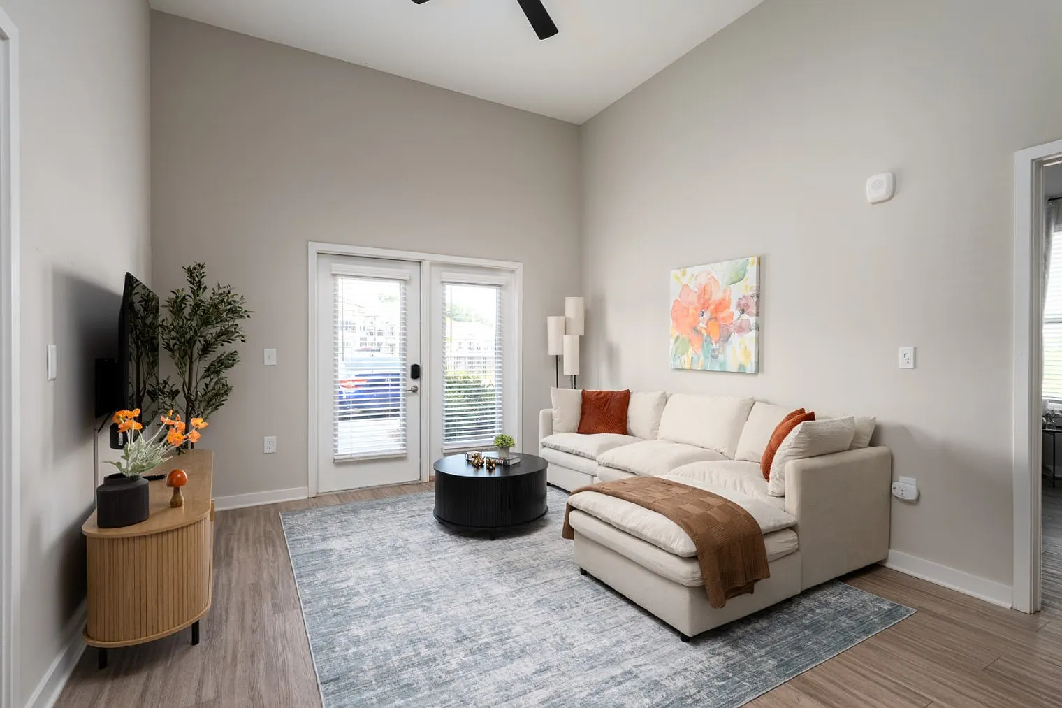 2 bed, 2.0 bath, 11786 sqft, $8,661 — Photo 2