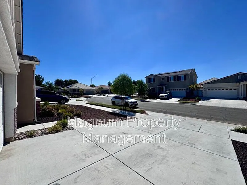 4 bed, 2.0 bath, 1902 sqft, $3,100 — Photo 4