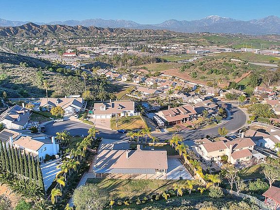 2nd image of 912 Regal Canyon Dr